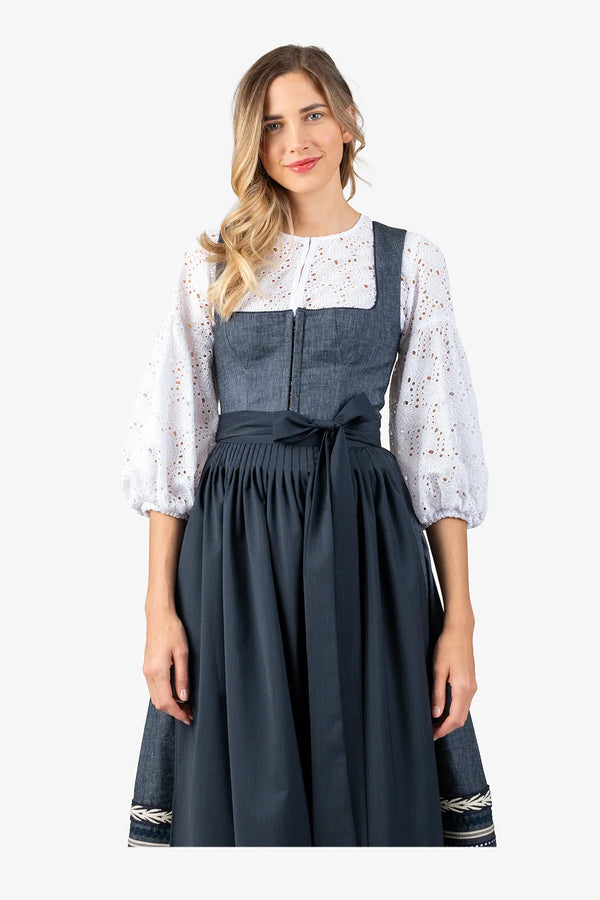 Dirndl mit aufwendigem Rock 05