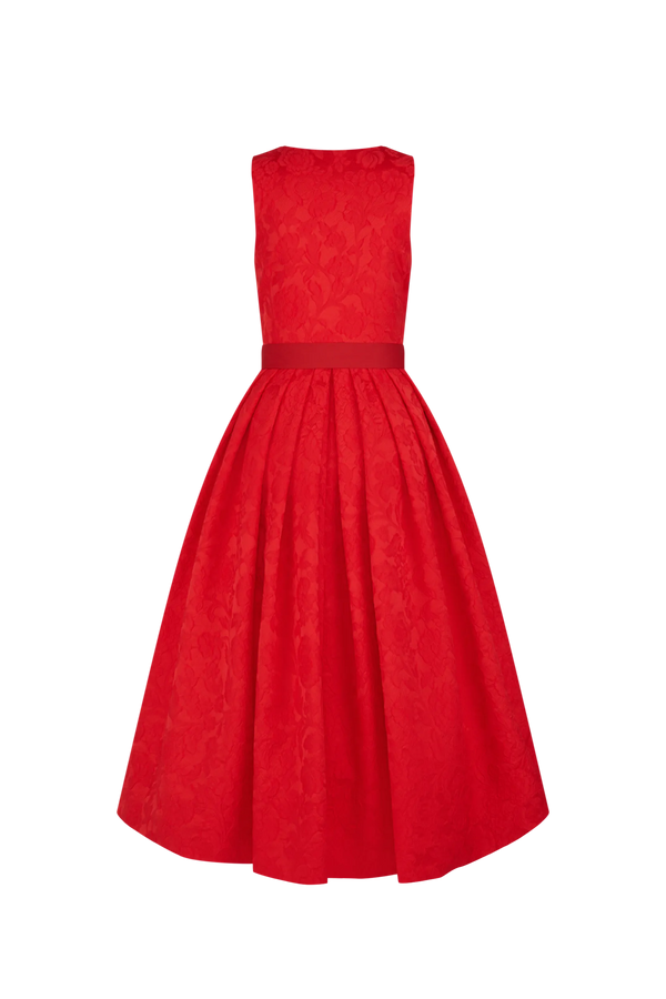 Rotes, ärmelloses Kleid mit weitem Rock und Taillenband.