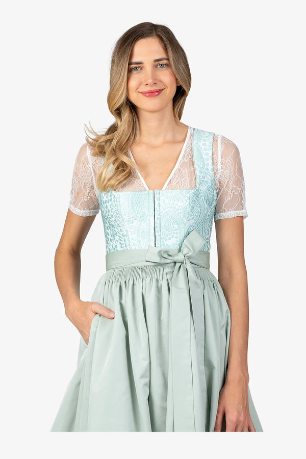 Dirndl mit besticktem Oberteil 05
