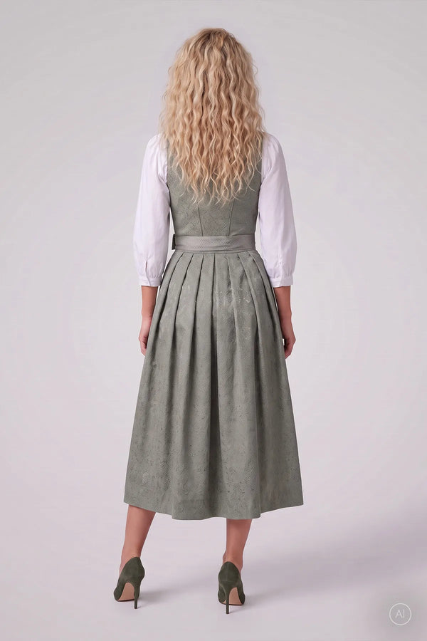Dirndl mit aufwendigen Froschgoscherln 03