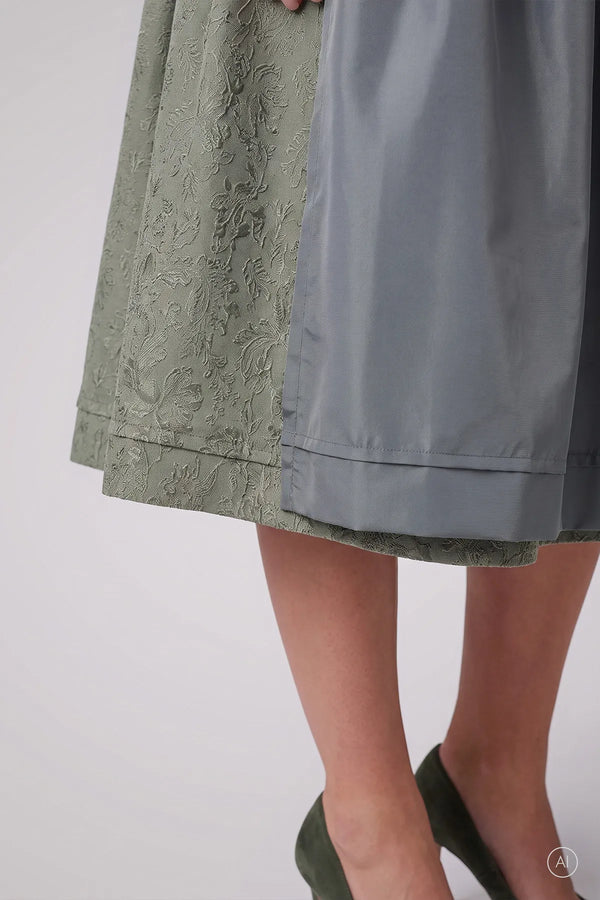Dirndl mit aufwendigen Froschgoscherln 04