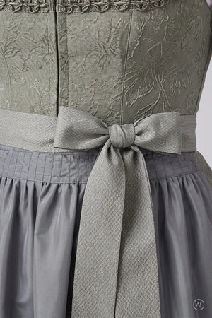 Dirndl mit aufwendigen Froschgoscherln 06