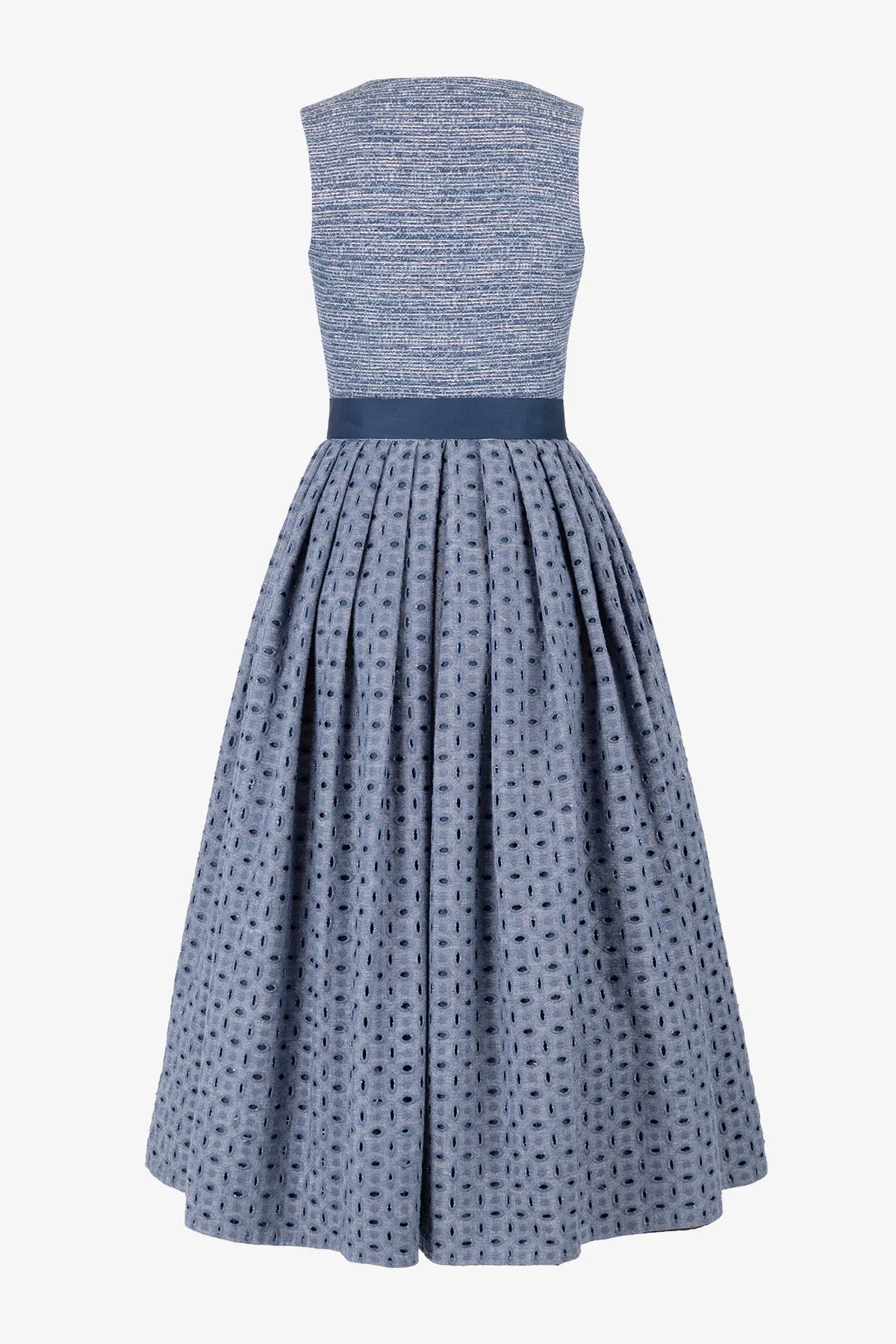 Dirndl mit gestreiftem Oberteil 02