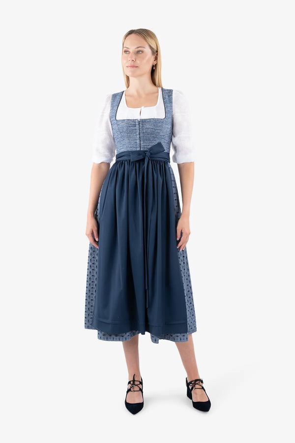 Dirndl mit gestreiftem Oberteil 03