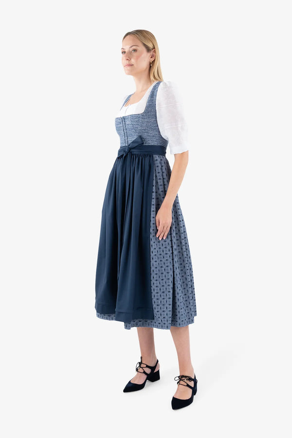 Dirndl mit gestreiftem Oberteil 04