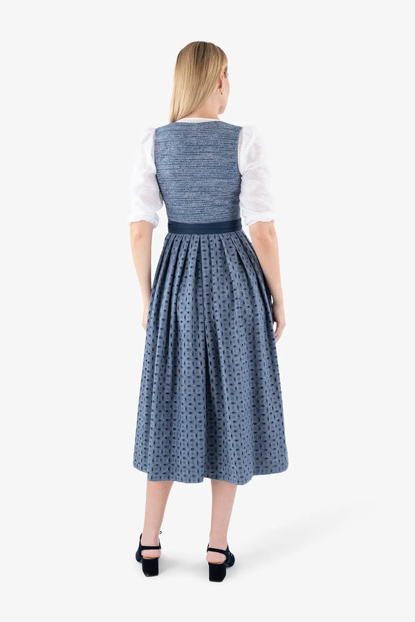 Dirndl mit gestreiftem Oberteil 05
