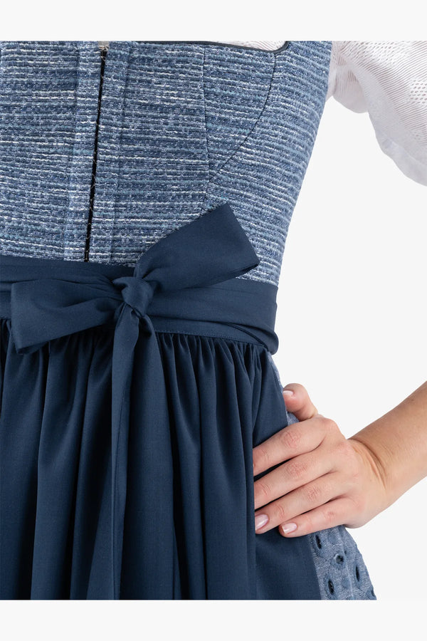Dirndl mit gestreiftem Oberteil 09