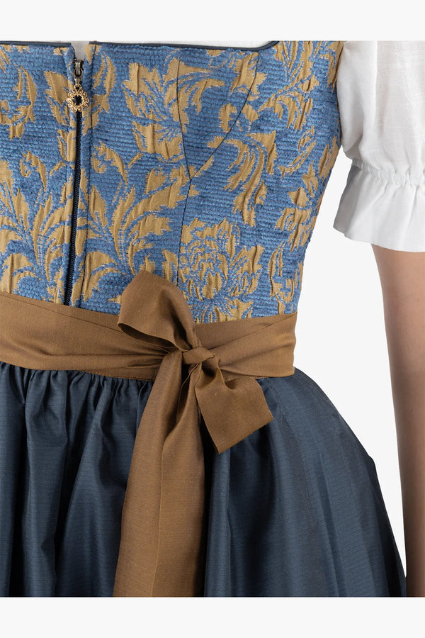 Elegantes Dirndl mit Jacquard-Mieder 07