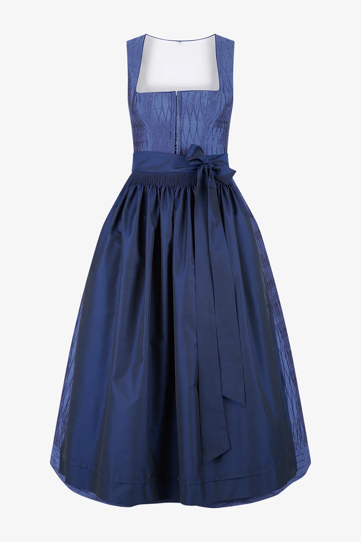 Dirndl mit Handsmok an Schürze 01