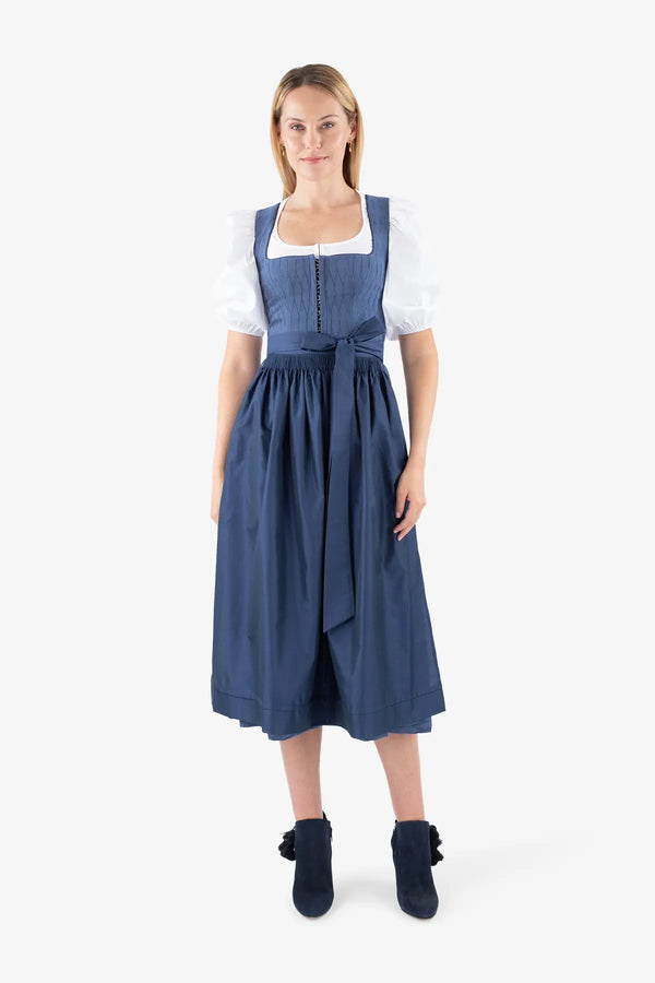 Dirndl mit Handsmok an Schürze 03
