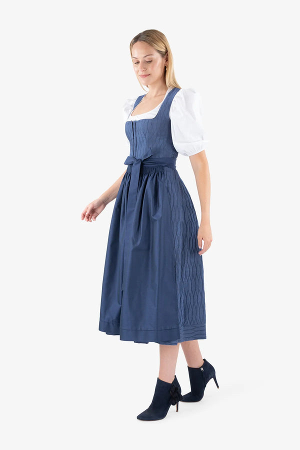 Dirndl mit Handsmok an Schürze 04