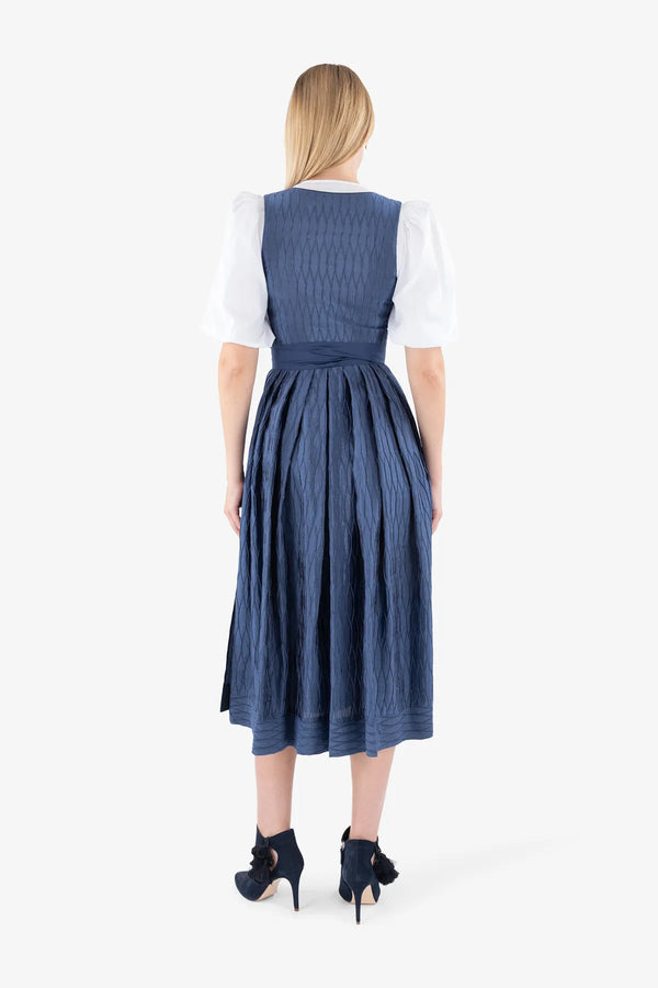 Dirndl mit Handsmok an Schürze 05