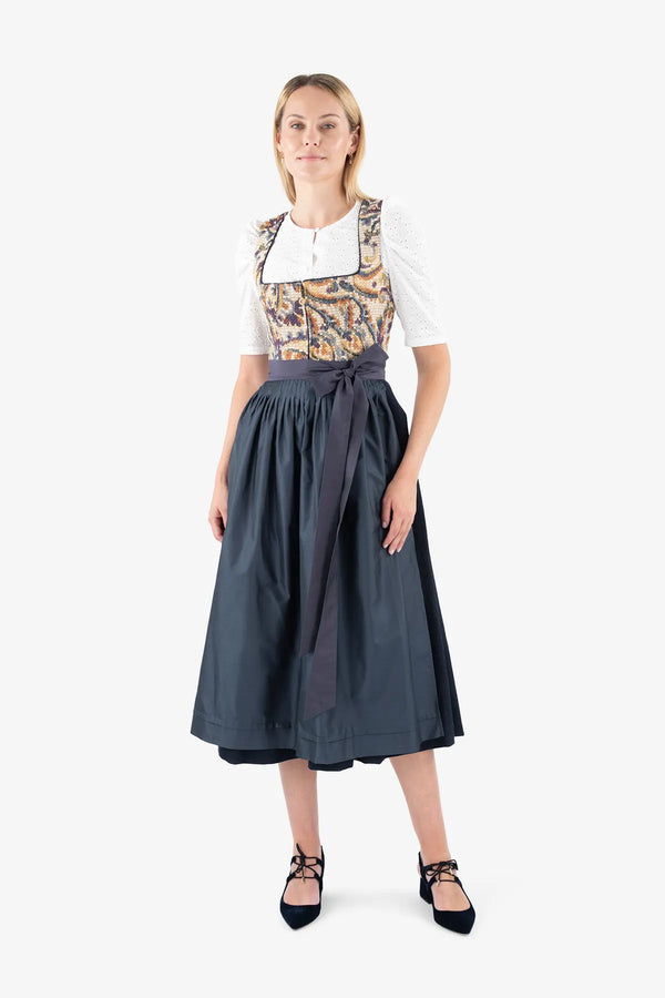 Edles Dirndl mit Relief-Technik 03