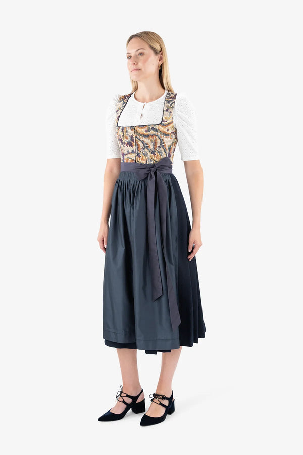 Edles Dirndl mit Relief-Technik 04