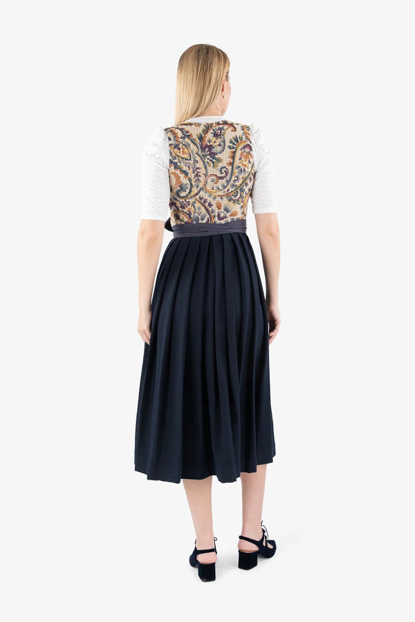 Edles Dirndl mit Relief-Technik 05