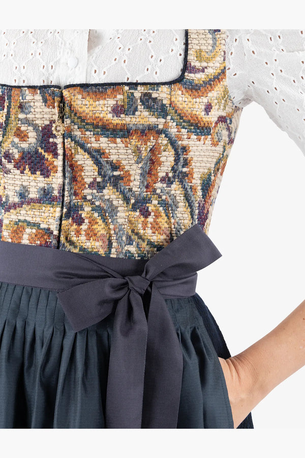 Edles Dirndl mit Relief-Technik 07