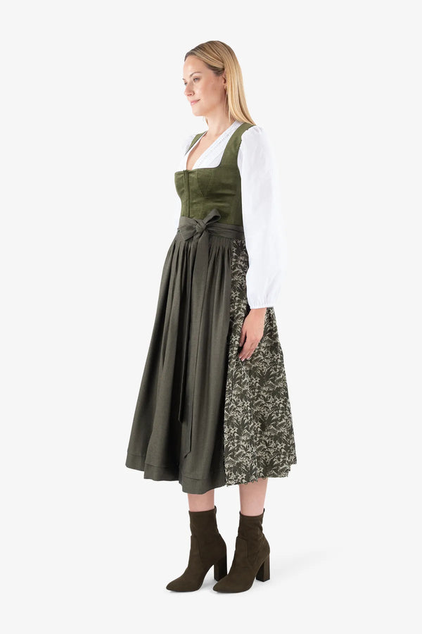 Dirndl mit Samt-Oberteil 04