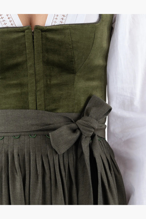 Dirndl mit Samt-Oberteil 07