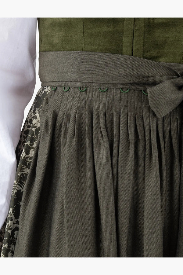 Dirndl mit Samt-Oberteil 08