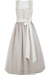 Ein dirndl ohne Ärmel in Beige und Weiß mit floralem Muster und einer großen Schleife an der Taille.
