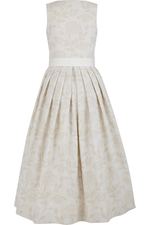 Ein langes, cremefarbenes Kleid mit floralem Muster und einem breiten, weißen Taillengürtel.