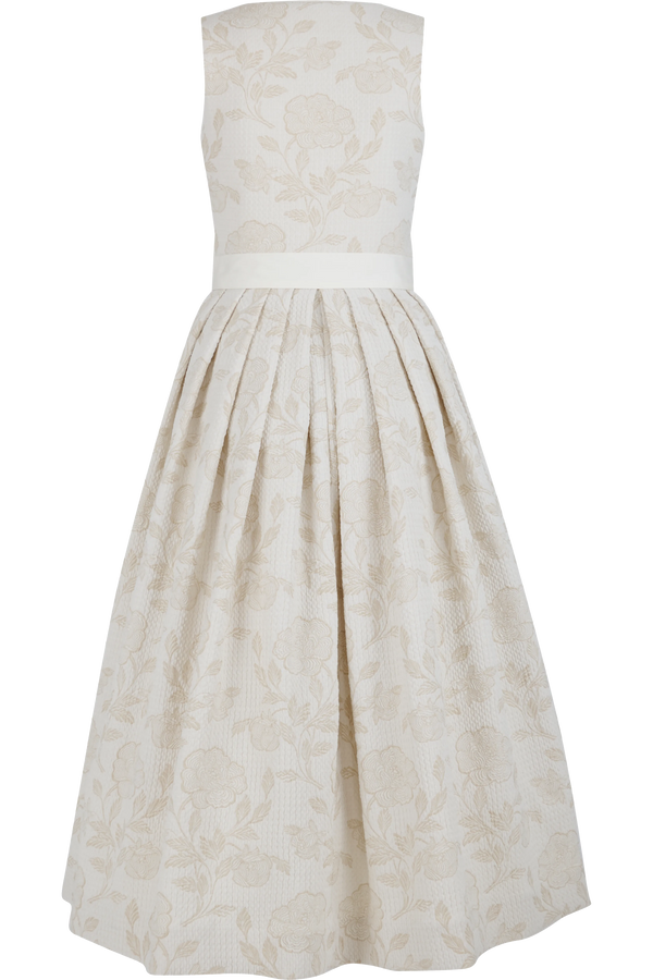 Ein langes, cremefarbenes Kleid mit floralem Muster und einem breiten, weißen Taillengürtel.