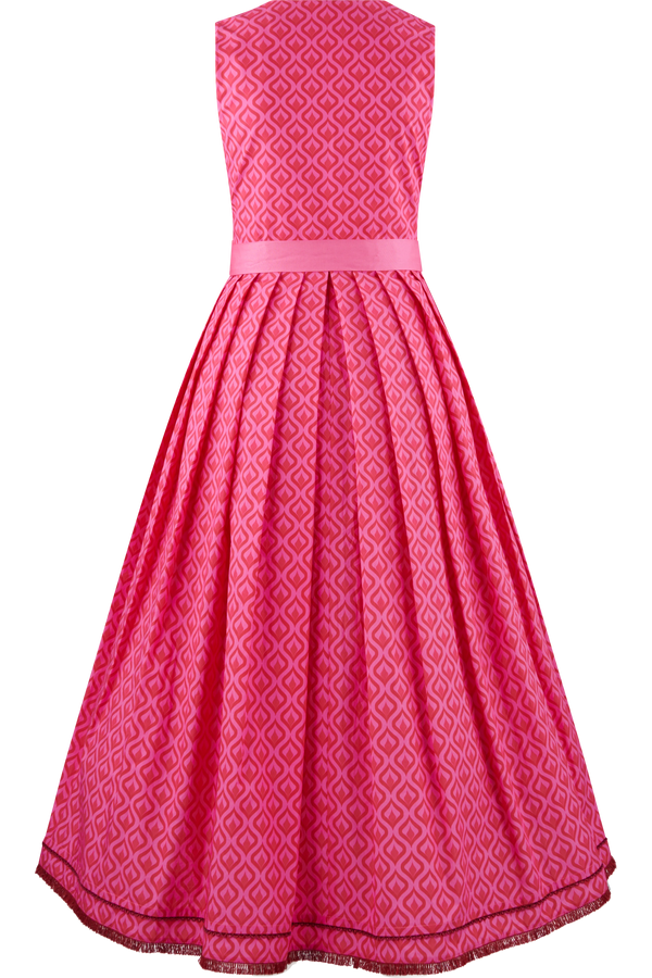 Rosa Kleid mit geometrischem Muster und einem schwingenden Rock.