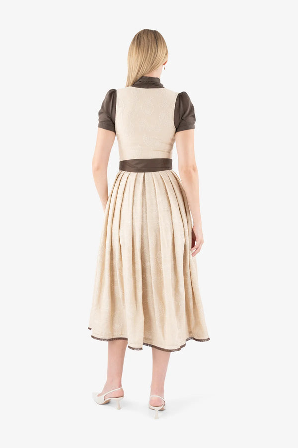 Pastell-Dirndl mit Seiden-Schürze 05