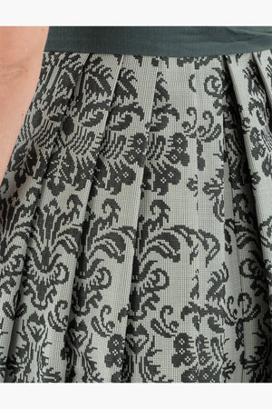 Dirndl mit feiner Stickerei-Optik 09