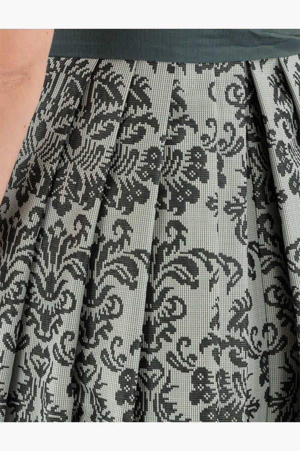 Dirndl mit feiner Stickerei-Optik 09