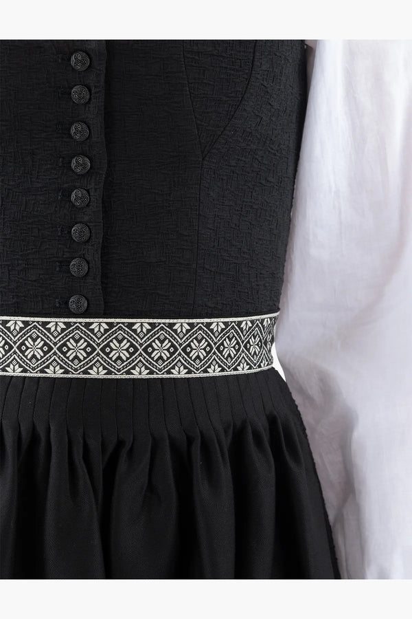 Dirndl mit Boho-Schürze 07