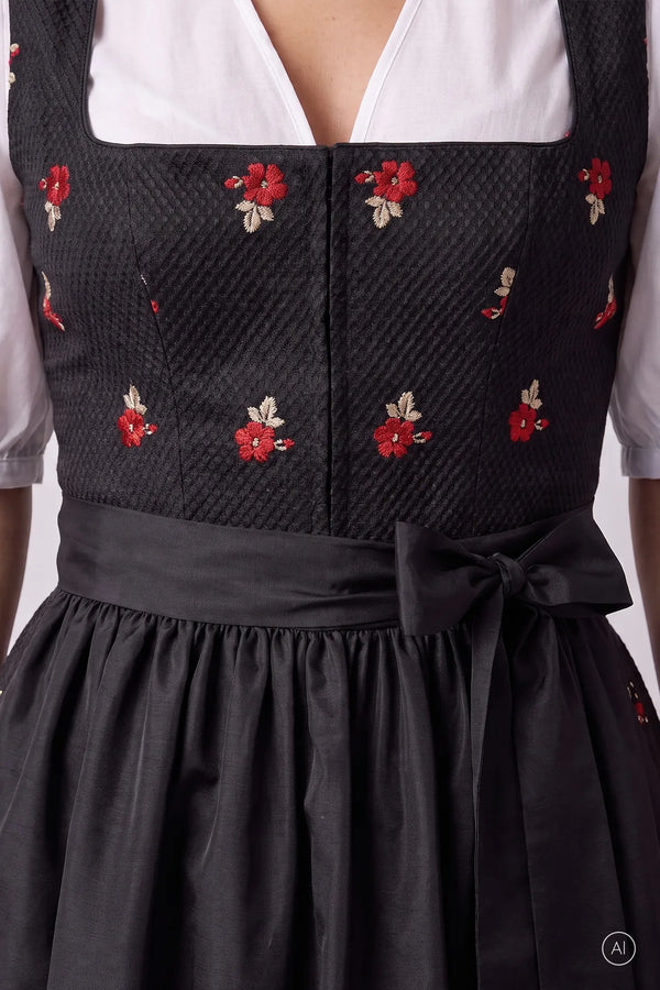 Dirndl mit Blümchenstickerei 06