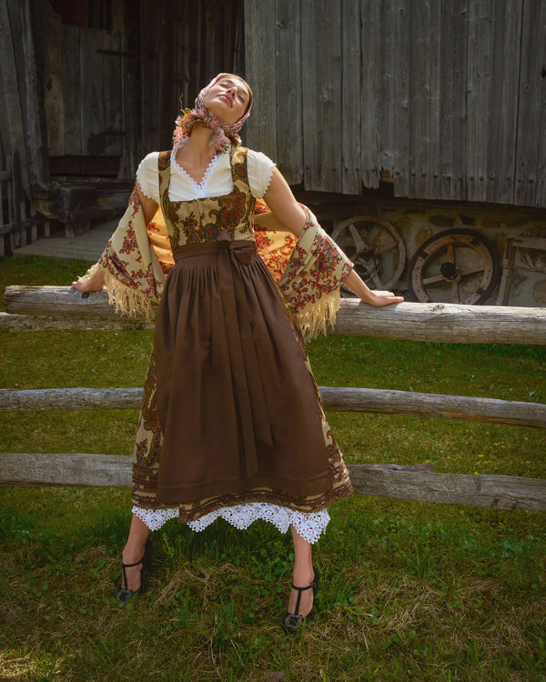 Dirndl im Alloverprint 09