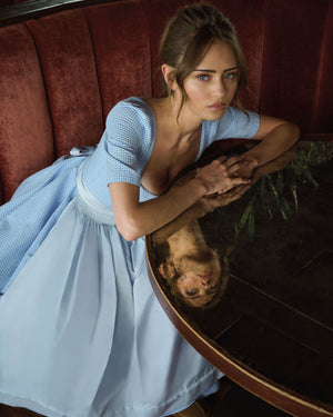 Vichy-Dirndl mit Seidenschürze