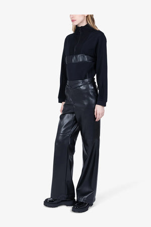Kunstlederhose mit asymmetrischem Bund 04