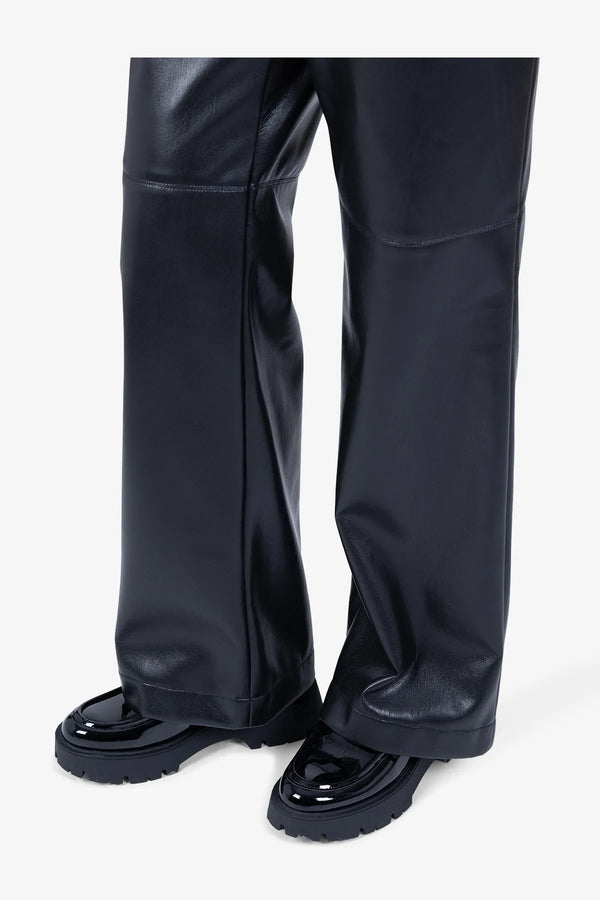 Kunstlederhose mit asymmetrischem Bund 07