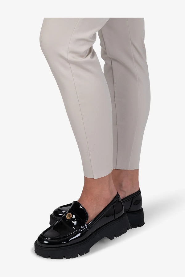 Hose mit raffinierter Tasche 07