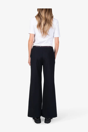 Schlupfhose mit feinem Saumschlitz 05