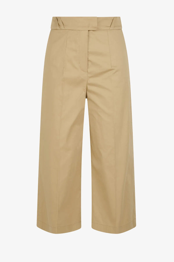 Hose mit eleganter Linienführung 01