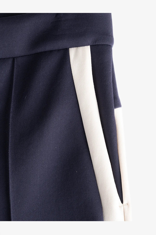 Hose mit moderner Silhouette 06