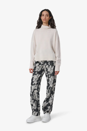 Jeanshose mit floralem Ätzdruck 03