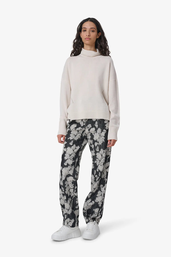 Jeanshose mit floralem Ätzdruck 03