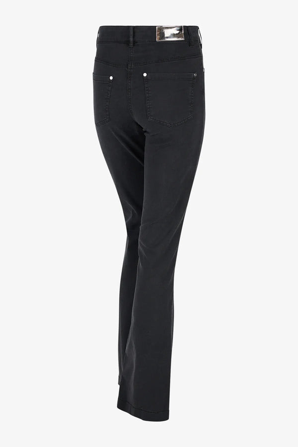 Jeans mit leicht ausgestelltem Bein 02