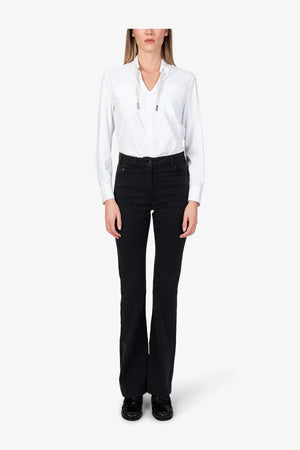 Jeans mit leicht ausgestelltem Bein 03