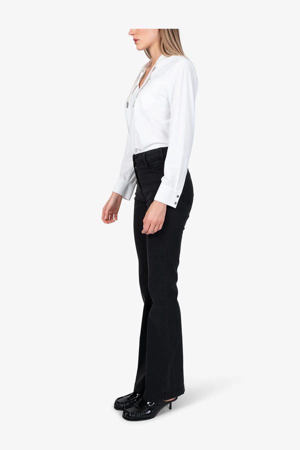 Jeans mit leicht ausgestelltem Bein 04
