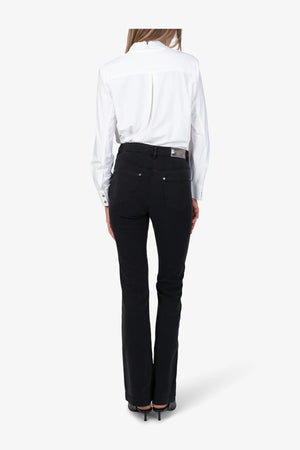 Jeans mit leicht ausgestelltem Bein 05