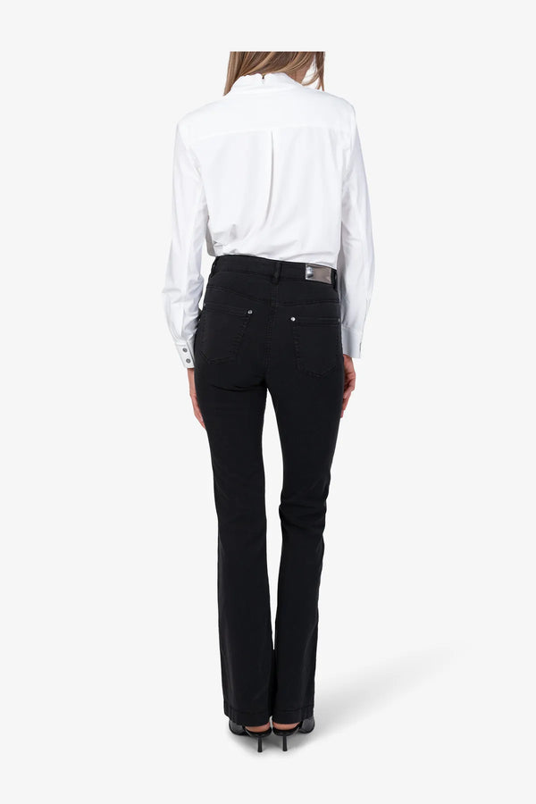 Jeans mit leicht ausgestelltem Bein 05
