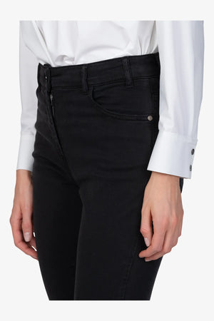 Jeans mit leicht ausgestelltem Bein 06