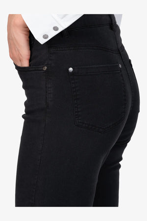 Jeans mit leicht ausgestelltem Bein 07