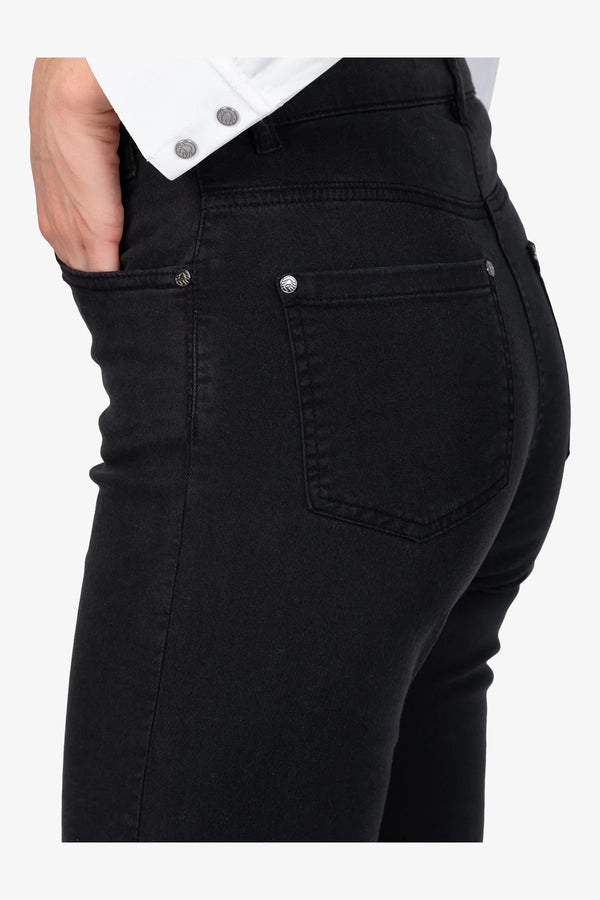 Jeans mit leicht ausgestelltem Bein 07